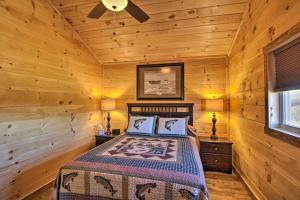 - une chambre avec un lit dans une cabane en rondins dans l'établissement Valley View Cabin Near Branson and Table Rock Lake, à Omaha