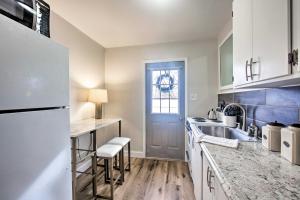 eine Küche mit weißen Schränken und einer Spüle in der Unterkunft Cozy Apartment with Patio 5 mi to Hershey Park! in Hummelstown