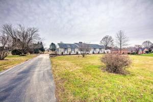 eine leere Straße vor einem Haus in der Unterkunft Cozy Apartment with Patio 5 mi to Hershey Park! in Hummelstown