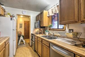 Fotografie z fotogalerie ubytování Truckee Winter Escape 6 Mi to Ski Slopes! v destinaci Truckee + 15 fotografií