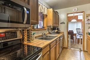 une cuisine avec un évier et un micro-ondes dans l'établissement Truckee Winter Escape 6 Mi to Ski Slopes!, à Truckee