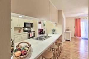 una cocina con una barra con una cesta de fruta en Quaint Tallahassee Home with Patio Less Than 3 Mi to FSU!, en Tallahassee