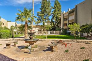 Afbeelding uit fotogalerij van Family Condo with Pool Less Than 1 Mi to Old Town Scottsdale in Scottsdale