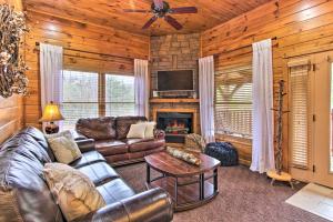 een woonkamer met lederen meubels en een open haard bij Sevierville Cabin with Hot Tub and Large Deck! in McCookville