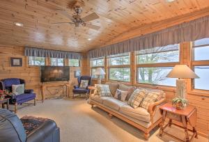 Μια τηλεόραση ή/και κέντρο ψυχαγωγίας στο Waterfront Cottage, 9 Mi to Aloha State Park!