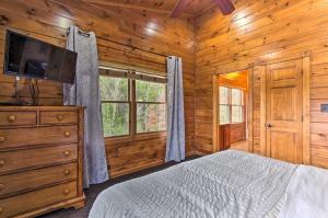 Gallery image of Sevierville Cabin with Hot Tub and Large Deck! in McCookville