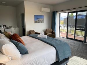 Postel nebo postele na pokoji v ubytování Sky Suites - Lake Pukaki, Mount Cook