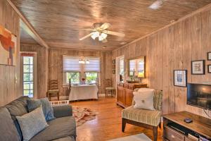 uma sala de estar com um sofá e uma ventoinha de tecto em Cottage with Private Pool - Walk to Lake Wales! em Lake Wales