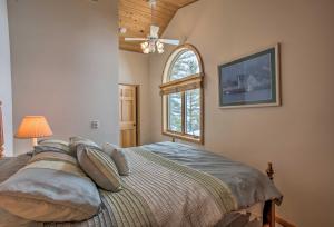 Ένα ή περισσότερα κρεβάτια σε δωμάτιο στο Waterfront Cottage, 9 Mi to Aloha State Park!