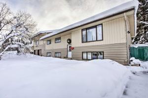 uma casa com um monte de neve em frente em Lakefront Fairbanks Unit, 1 Mile to Pioneer Park! em Fairbanks