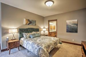 a bedroom with a bed and a table with lamps at Coeur dAlene Condo - 2 Mi to Beach and Lake! in Coeur d'Alene