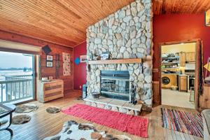 Una sala de estar con chimenea de piedra en una casa. en 7-Acre Working Farm Near Lake Geneva Pets Welcome, en Burlington