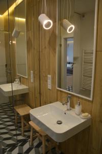 Kúpeľňa v ubytovaní Last Floor Apartment - Krakow City Center close to Old Town