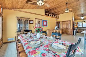 Un comedor con mesa y sillas en 7-Acre Working Farm Near Lake Geneva Pets Welcome, en Burlington 18 fotos más