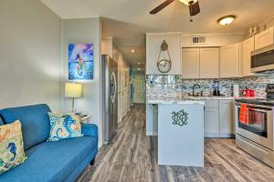 un soggiorno con divano blu e una cucina di Waterfront Corpus Christi Escape with Pool Access! a Corpus Christi