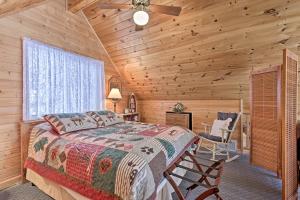 1 dormitorio con cama y techo de madera en Cozy Cabin on 10 Acres, Walk to Chippewa River! en Weirgor