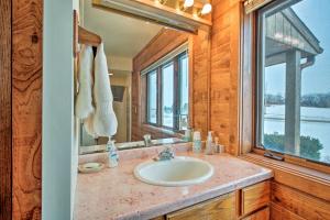un baño con lavabo y espejo en 7-Acre Working Farm Near Lake Geneva Pets Welcome, en Burlington