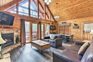 Zona d'estar a Gatlinburg Mountain Cabin with Grill and Pool Table!