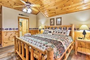Krevet ili kreveti u jedinici u okviru objekta Gatlinburg Mountain Cabin with Grill and Pool Table!