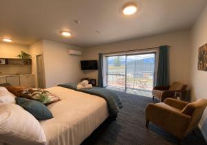 Giường trong phòng chung tại Sky Suites - Lake Pukaki, Mount Cook