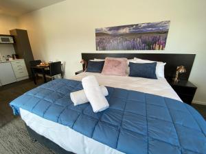 Postel nebo postele na pokoji v ubytování Sky Suites - Lake Pukaki, Mount Cook
