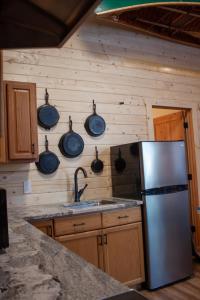 Η κουζίνα ή μικρή κουζίνα στο Denali Wild Stay - Moose Cabin, Free Wifi, 2 private bedrooms, sleep 6