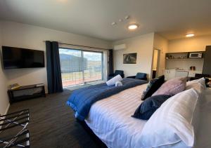 Postel nebo postele na pokoji v ubytování Sky Suites - Lake Pukaki, Mount Cook