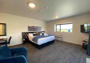Postel nebo postele na pokoji v ubytování Sky Suites - Lake Pukaki, Mount Cook