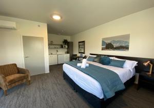 Postel nebo postele na pokoji v ubytování Sky Suites - Lake Pukaki, Mount Cook