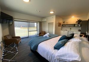 Postel nebo postele na pokoji v ubytování Sky Suites - Lake Pukaki, Mount Cook