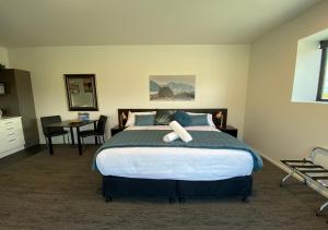 Postel nebo postele na pokoji v ubytování Sky Suites - Lake Pukaki, Mount Cook
