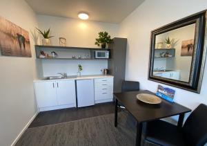 Sky Suites - Lake Pukaki, Mount Cook tesisinde mutfak veya mini mutfak