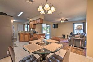 cocina y sala de estar con mesa y sillas en Sunny Florida Escape with Patio Near Disney World!, en Deltona