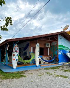 una casa con tablas de surf a un lado en Hostel Surf de Bem en Florianópolis