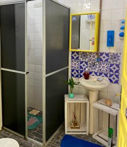 y baño pequeño con lavabo y ducha. en Hostel Surf de Bem en Florianópolis