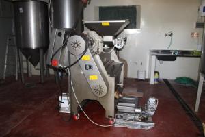 a sewing machine in a room with a sink at Cabaña en Olivar Centenario Agroecológico Tutuna in Pocito