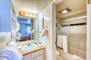 un bagno con lavandino, WC e specchio di Wild Irishman 1080 a Dillon Altre 17 foto