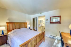 una camera da letto con un letto, una scrivania e uno specchio di Wild Irishman 1080 a Dillon