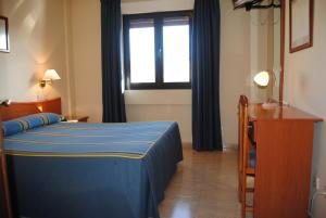 A bed or beds in a room at Hostal El Mirador