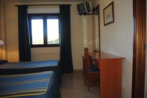A bed or beds in a room at Hostal El Mirador