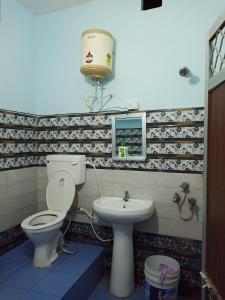 A bathroom at vindhyvasini guest house