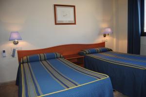 A bed or beds in a room at Hostal El Mirador