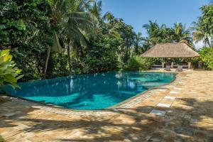 una piscina frente a un complejo en The Bali Purnati Center For The Arts, en Sukawati