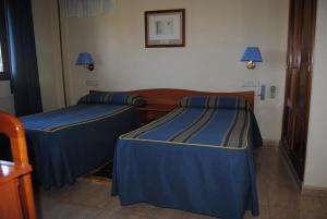 A bed or beds in a room at Hostal El Mirador