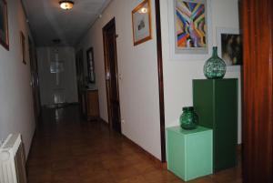 A television and/or entertainment centre at Hostal El Mirador