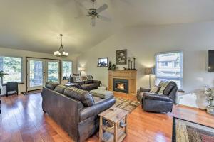 uma sala de estar com mobiliário de couro e uma lareira em Riverfront Crescent City Home, 8 Mi to Beach! em Smith River