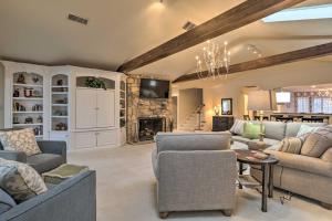 Posezení v ubytování Waterfront Vacation Rental Near Louisville!