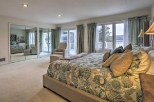 Posezení v ubytování Waterfront Vacation Rental Near Louisville!