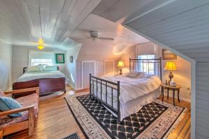 Giường trong phòng chung tại Cozy Augusta Home with Porch Walk to Katy Trail!