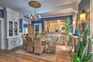 een eetkamer met blauwe muren en een tafel en stoelen bij Vicksburg Home with 3 Porches, Walk to Downtown in Vicksburg